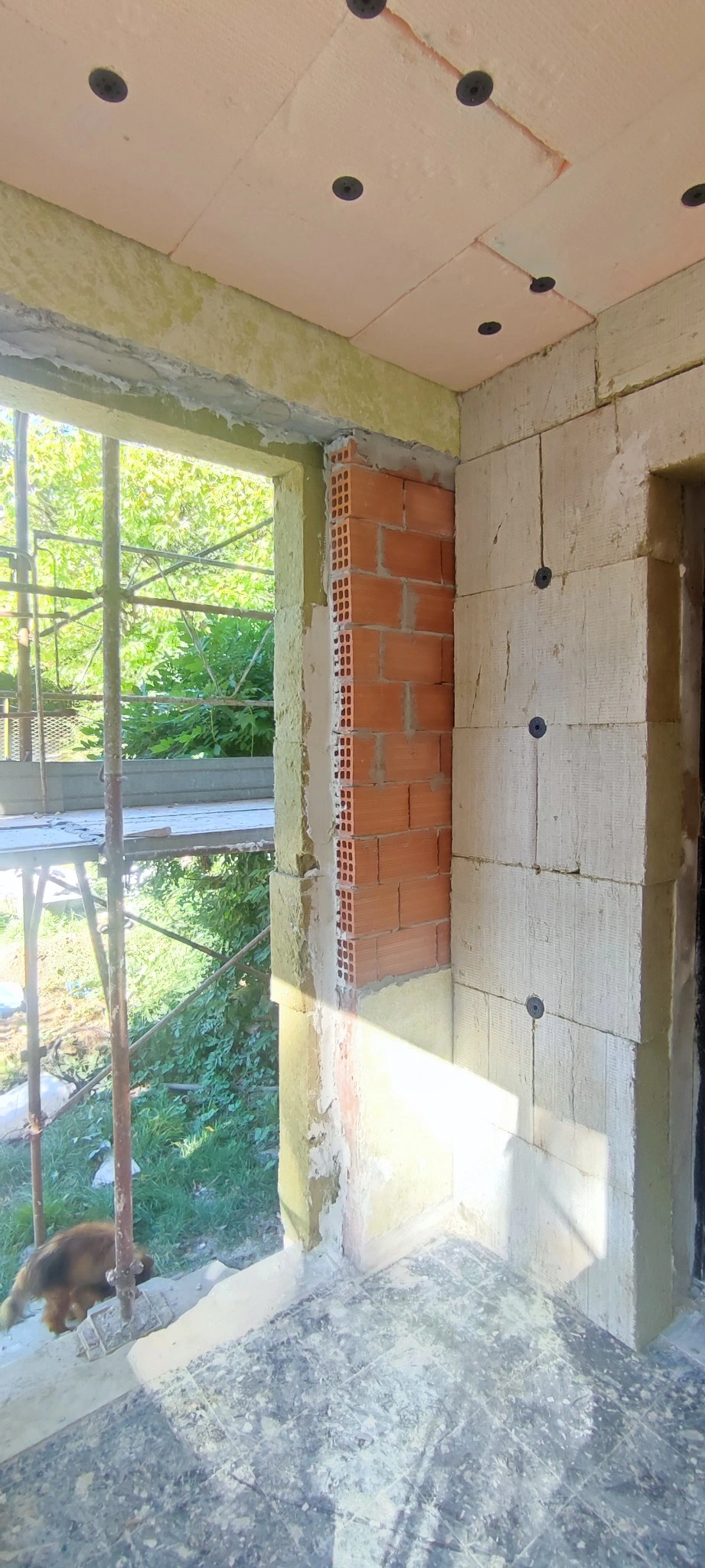 Posa del cappotto termico in corrispondenza del portico
