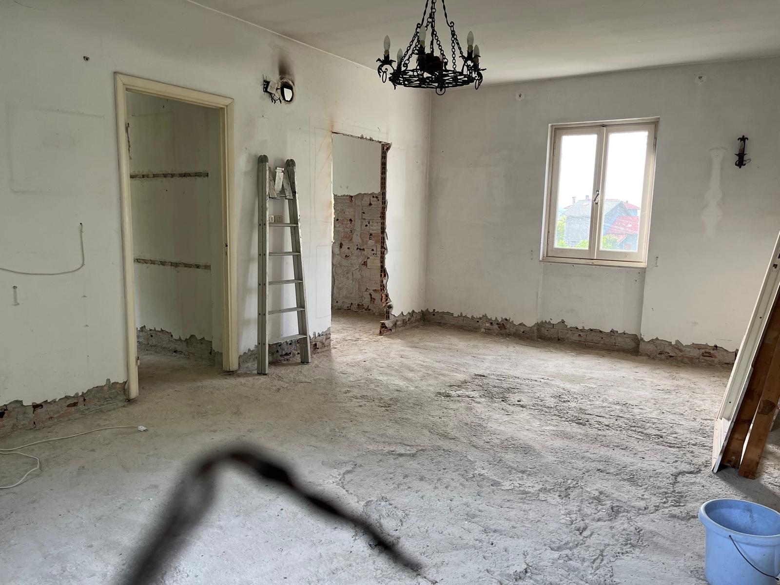 Apertura del varco tra soggiorno e cucina durante i lavori